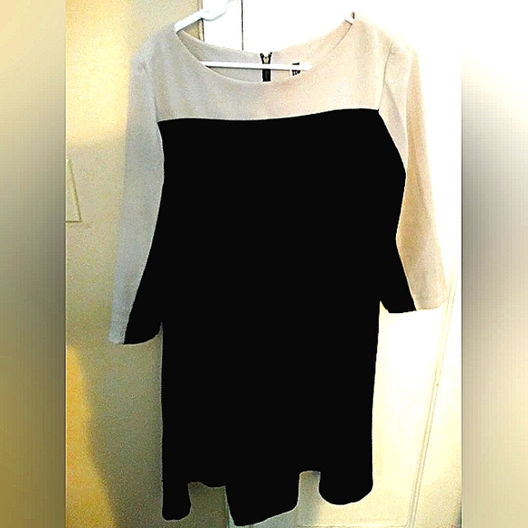 Woman's dress - Picture 1 of 3